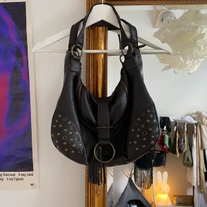 Supersnygg väska med fransar och nitar  - Dm för bilder på mått och tecken på användning 🤍