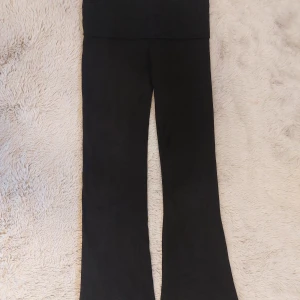 Svarta yoga pants från Gina Tricot - Svarta bootcut yoga pants från Gina Tricot Young i mjukt bomullsmaterial. De är low waist och perfekta för dig som gillar bekväma och trendiga byxor med lite utsvängda ben.