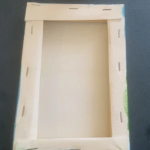 Landskap vid sjön - En färgstark tavla med ett vackert landskap: rosa träd, blå himmel, spegelblank sjö och blommor i förgrunden. Perfekt för dig som vill ha natur och konst på väggen och skapa en lugn vibe i rummet.