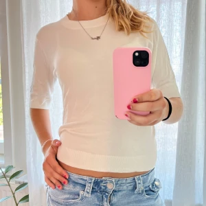 Vit stickad tröja från 157 - Vit stickad tröja från 157 i storlek S. Bra skick, endast använd fåtal gånger. Super skön och fin!! Skriv om frågor!🩷