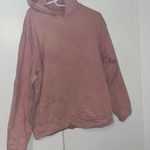 Huppari - Vaaleanpunainen itsetehty huppari. Koko S/M. Kaikai n 54cm, pituus n 62cm. Edessä pieni ikitahra, muttei huomaa juurikaan. Kaulasta osa langoista hiukan purkaantunut mutta osaava korjaa. Eläintalous MMM, lisätietoja saa kysymällä Katsothan myös muut ilmoitukseni Saa tarjota 