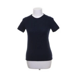 Mörkblå kashmir topp från Theory - Supersnygg mörkblå topp från Theory i 100% kashmir. Modellen är klassisk med rund hals och korta ärmar.  