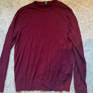 Vinröd Merinoull Tröja Uniqlo M - Schysst tröja från Uniqlo i M. Mycket bra skick. Originalpris: 499kr