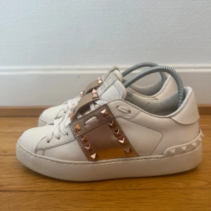Valentino rockstud sneakers - Säljer nu dessa fina valentino skor | Väldigt fint skick | Storlek 35 men sitter som 36 | Kommer även med extra nitar | Hör gärna av er vid frågor eller funderingar 