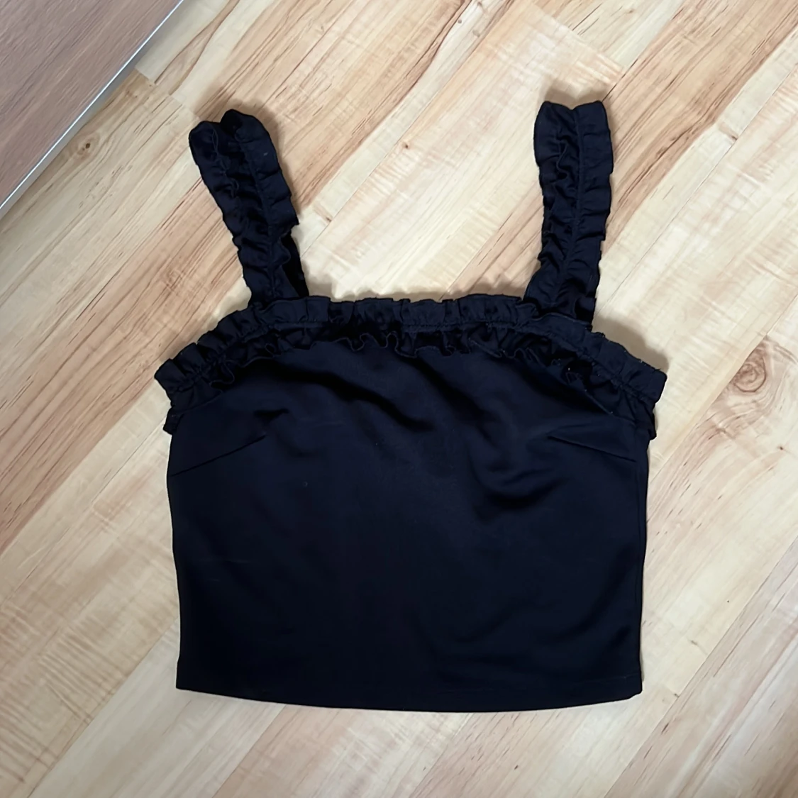 Svart linnetopp med volang - 1