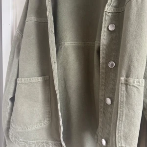 ljusgrön jeans jacka från zara - ljusgrön jeans jacka från zara i storlek S, pris kan diskuteras vid intresse!🩷