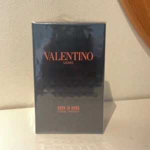 Valentino Uomo Born In Roma Coral Fantasy - Helt ny Valentino Born in Roma Coral Fantasy – en fantastisk doft som är både fräsch, varm och lyxig på samma gång. Perfekt för både vardag och fest, och den lämnar verkligen ett minnesvärt intryck. Säljer bara för att jag redan har en exakt likadan, så passa på att få tag i den till ett bra pris!