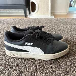 Svarta Puma sneakers med vit sula - Skorna är i bra skick. Sulan är utbytt då den förra fick hål men känns o funkar exakt lika! Lite smutsiga men kan tvätta innan dem skickas!