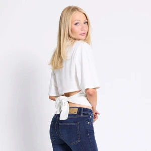 Vit croppad topp med rosett i ryggen - jättefin knyttopp från lager 157 som aldrig kommer till användning och har använts ca 2 ggr, ser ut precis som den från nelly❣️