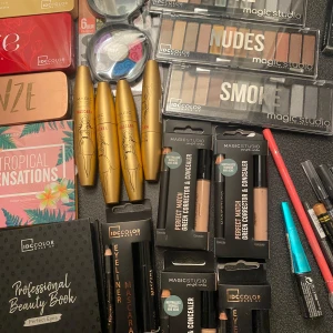 Stort sminkpaket med paletter och pennor - Säljer ett maxat sminkpaket med flera ögonskuggspaletter i nude, smokey och tropiska färger, bronzer, mascara i guldhylsa, concealer, eyeliner, ögonbrynspenna, läppglans, läppenna och läppbalsam. Märken som IDC Color, Magic Studio och Misslyn. Perfekt för dig som älskar att testa olika looks!