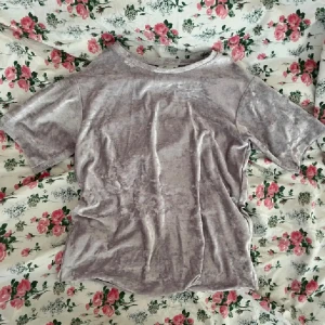 Ljuslila sammets t-shirt - En ljuslila t-shirt i krossad sammet från Cubus i storlek XS!💞