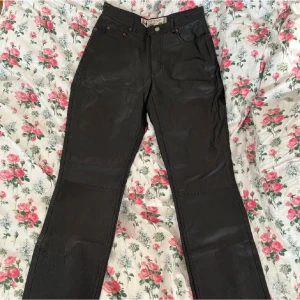 Crocker skinnbyxor - Svarta byxor från Crocker i strl S med skinnlook och klassisk femficksdesign!💞