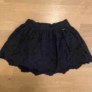 Marinblå kjol - En fin marinblå minikjol från Hollister, i mycket gott skick. Materialet har en broderad spetsliknande yta 💕