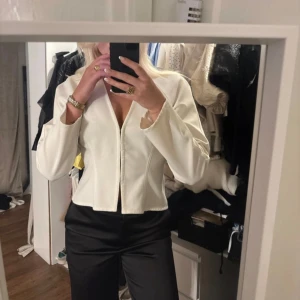 Figursydd kavaj/blus - Från Zara storlek L(liten i storlek)🩷