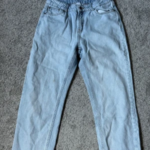 Grunt Ljusblå jeans  - Säljer ett par ljusblå jeans från Grunt med klassisk femficksdesign och raka ben. Storlek 28x30. Jeansen har normal passform och midja, med knapp och dragkedja framtill. Perfekt för dig som gillar en enkel och clean look.
