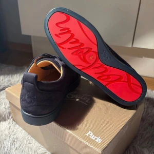 Christian Louboutin mörkblå sneakers - Säljer ett par snygga marinblåa loubs perfekt nu för hösten och vintern dem var för små för mig därför säljer jag dem kan gå ner i pris vid snabb affär om ni har några frågor är det bara att skriva.