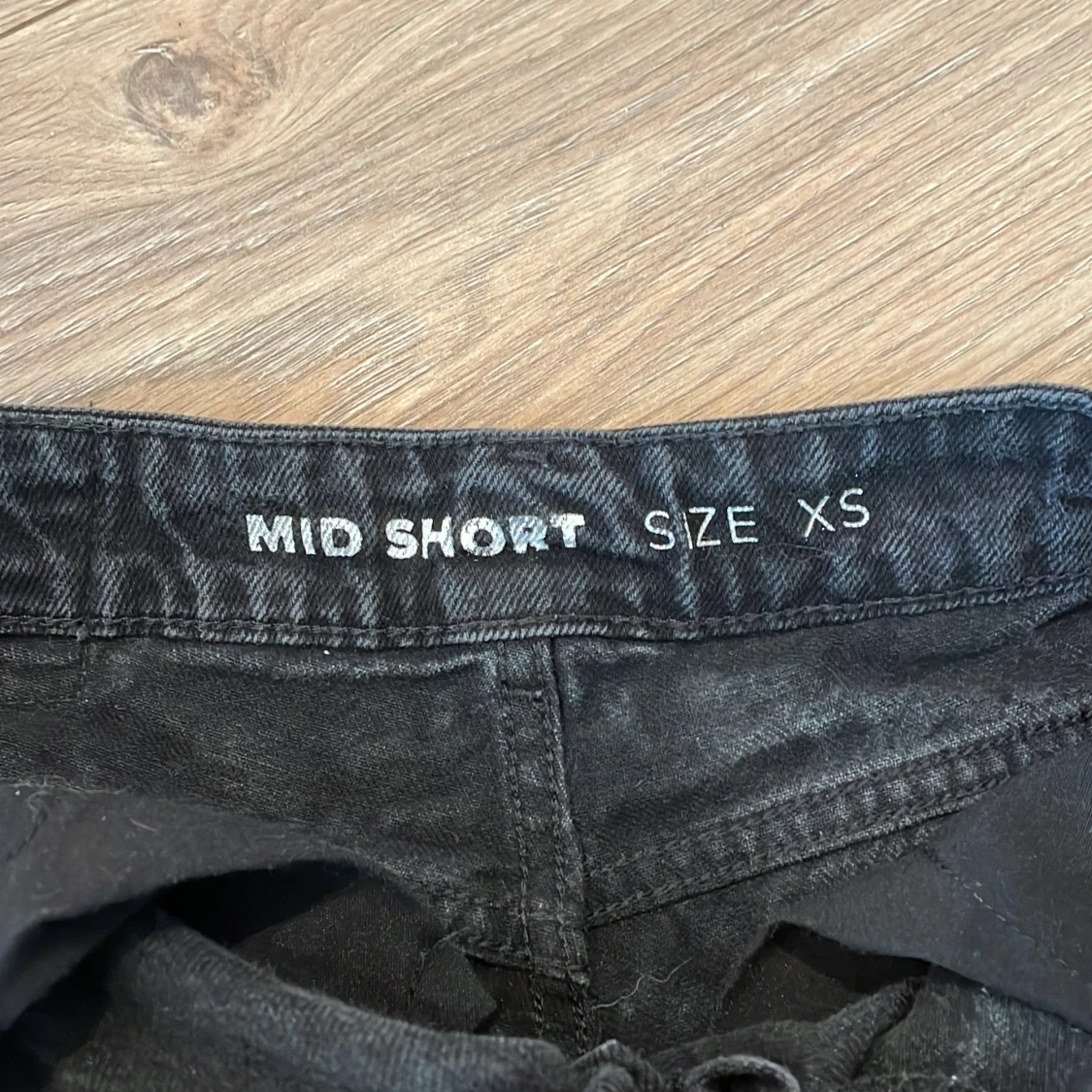 Svarta jeansshorts med fransad kant - 2