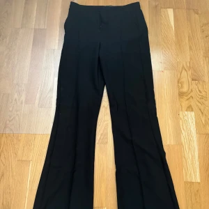 Svarta bootcut kostymbyxor - Svarta kostymbyxor med tight passform och bootcut ner. Två fickor på båda sidorna fram💕