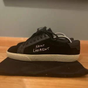 Saint Laurent skor Svarta - Säljer nu dessa sjukt feta saint Laurent skor i strl 43. Skick 9/10. Dustbag ingår. Pris går att diskutera. Några fler funderingar? Kom dm🙏 tvättas innan jag skickar 