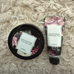 Body butter & handkräm Lindex - Säljer ett set med body butter och handkräm från Lindex i doften Frosted Sugar Plum. Båda produkterna har snyggt blommigt mönster på förpackningen i lila, rosa och vitt. Perfekt för dig som gillar mjuk hud och god doft.