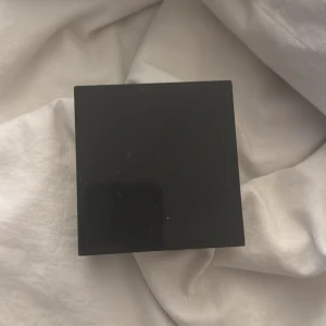 Steve Laurant Wild Thing ögonskuggspalett - Snygg ögonskuggspalett från Steve Laurant med nio olika färger i både matta och skimrande nyanser. Paletten innehåller svart, guld, koppar, silver, olivgrön, brons och nude-toner. Kommer i en stilren svart förpackning med spegel i locket. Perfekt för att skapa kreativa looks.