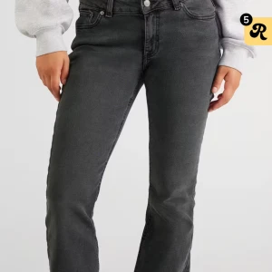 Mörkgrå bootcut jeans från junkyard - sjukt snygga jeans från junkyard som är perfekta och jag har aldrig använt, älskar dessa jeans men köpte i fel storlek. hör gärna av dig vid funderingar💗💗