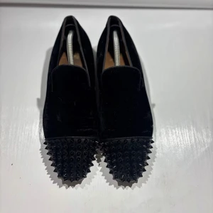 Christian Louboutin Loafers - Hej! Säljer nu mina skor från märket Christian Loubitoun, storlek 44 bra skick, allt på bilden ingår. Tveka inte på att höra av dig om du har frågor eller funderingar kring skorna! 