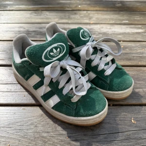 Adidas Campus gröna sneakers 36⅔ - Gröna Adidas Campus sneakers! Gröna snören medkommer💗