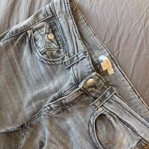 Grå jeans från Gina Tricot, storlek 164 - säljer nu mina jättefina gråa low waist bootcut jeans från gina tricot då de är för små för mig. jag har använt de ganska mycket men det finns ingen synlig defekt på dem o de ser verkligen helt nya ut precis som man ser på bilderna, storlek 164
