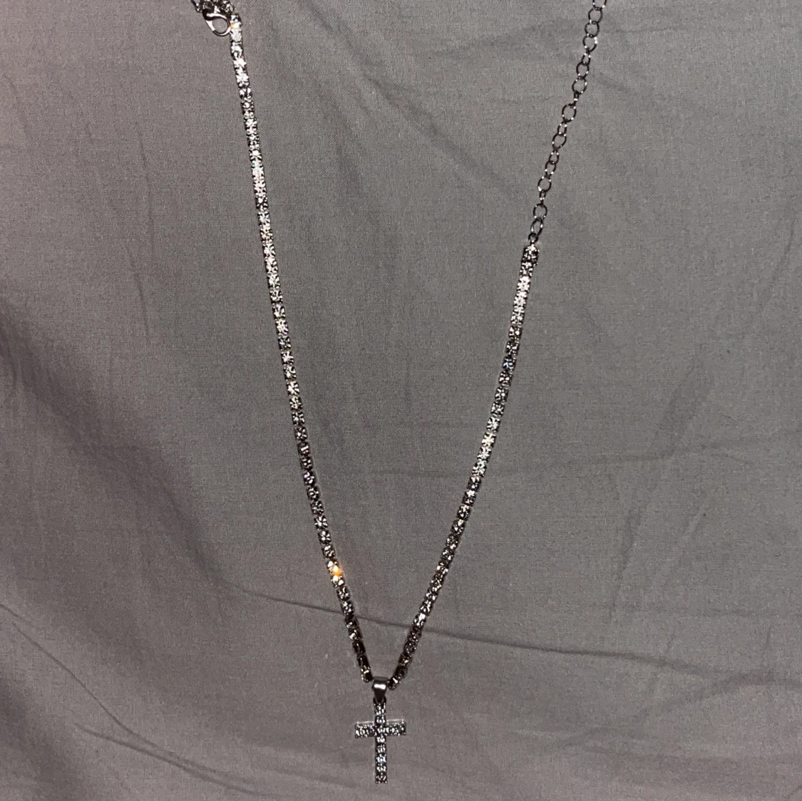 Glittrigt halsband med korsberlock