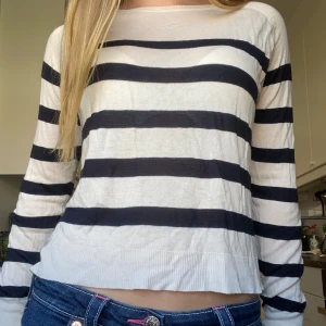Randig långärmad tröja  - Superfin randig tröja från Zara. Den är luftig och superbra nu till sensommar💓 Produkten säljs inte längre och den är köpt för 249kr! Använt ett fåtal gånger, strl S❤️
