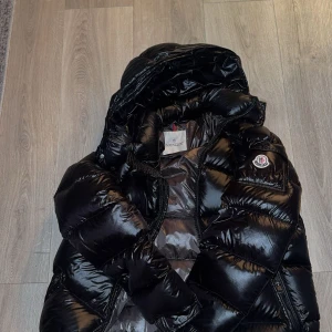 Moncler Jacka - Hej, nu säljer jag min fina Moncler Jacka som ej passar mig längre.  Finns att hämta i Uppsala eller fraktas        Inga deffekter eller skador alls den är inprincip ny.