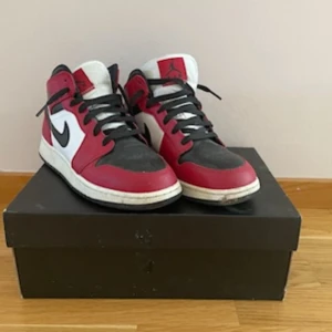 Jordan 1 Mid Röd, Vit och Svart - Säljer mina gamla jordans i storlek 39! Säljer dessa pga att de är för små och inte kommer till någon användning. De står bara ivägen och därför kostar de enbart 399 kr! Kan lätt återsäljas för mer men har tyvär inte tid eller motivation för sådant!