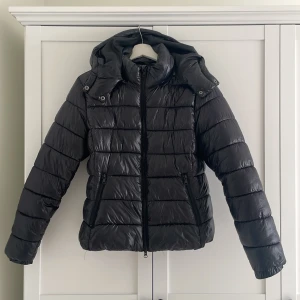 Pufferjacka - En svart pufferjacka från lager 157 som är väldigt populär och passar perfekt nu inför hösten. Jackan är använd 3 gånger och säljs då den inte kommer till användning. 