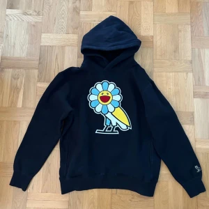 OVO x Takashi Murakami hoodie - Säljer nu en riktigt snygg och bekväm ovo hoodie perfekt nu inför hösten. Ett plagg jag gärna hade velat ha kvar men har nu blivit lite för liten för mig. Hör gärna av dig om du har några fler frågar. Priser är ej heller fasthugget i sten.