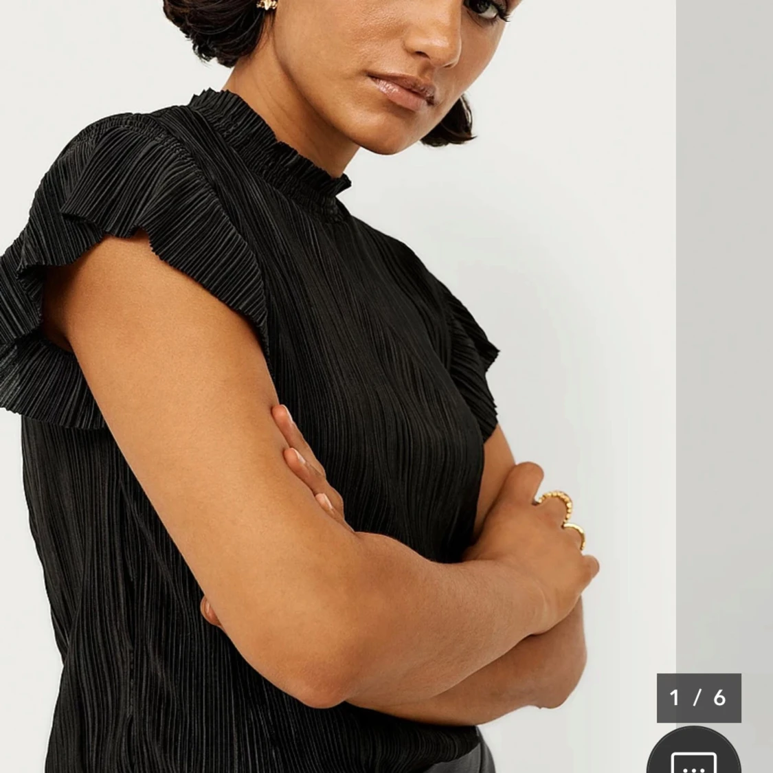 Svart blus med volangärm - 3