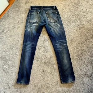 Dolcegabbana jeans mörkblå - Inga defekter, coola slitningar passformen är perfekt om du är cirka 180-190 priset är diskuterbart 