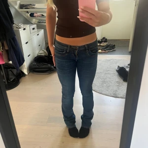 Lågmidjade jeans från ltb  - Jag säljer mina mörkblå ltb jeans i 24W L34 som tyvärr är lite försmå. Skriv för fler frågor eller bilder❤️