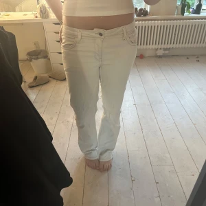 Lågmidjade vita Jeans - Snygga lågmidjade bootcut jeans från hm i storlek 42