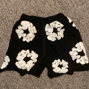 Denim tears shorts - Denim tears shorts som jag använt några få gånger. De är perfekt för sommaren och back to school. det finns en T-shirt i shoppen om ni vill köpa bundle. Vi kör en liten rea på de nu eftersom att sommaren är slut snart. Koll in shopen för mer snygga kläder