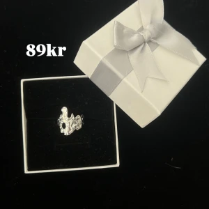 Silvrig ring  - Justerbar, helt ny, frakt 22kr🌸