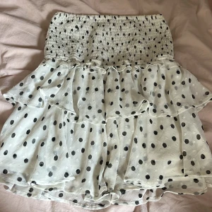 Vit prickig volangtopp - Supersöt volangtopp