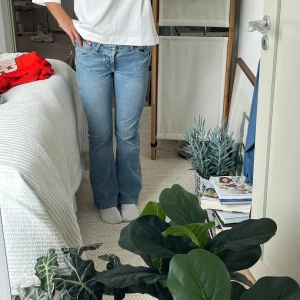 Bootcut ljusblå jeans från Levi's - Säljer ett par ljusblå bootcut jeans från Junkyard med låg midja! Jeansen har en snygg, lätt utsvängd passform och är jättesköna och jättebra skick🫰🏼🥰
