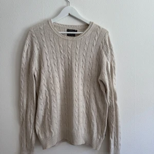 Beige stickad tröja från East West - Strl L