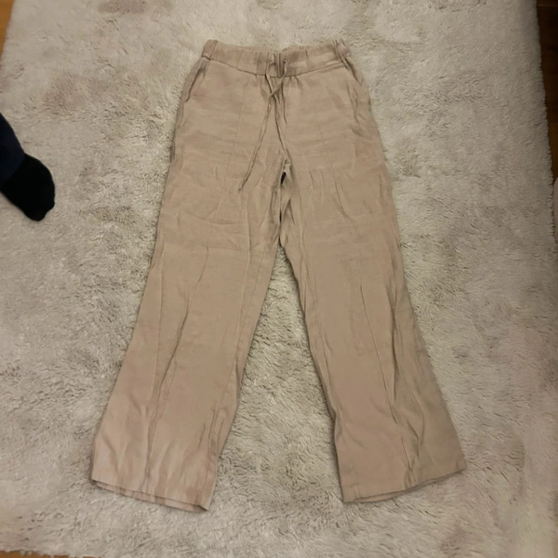 Beige linnebyxor med snörning