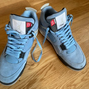 Nike Jordan 4 University Blue  - Har använt dom 4-5 gånger. Använder dom inte längre 