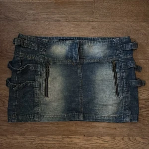 Jeanskjol - Cool jeanskjol med spännen på sidan 