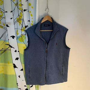 Blå väst från Polo Ralph Lauren strl M - Tja! Säljer en schysst Ralph Lauren väst i tyg! Soft väst till sommaren då den inte är särskilt varm. Skriv om funderingar🙏