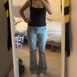Lågmidjade jeans - Super snygga Lågmidjade jeans med hål från lee!! På bild 4 och 5 så ser man att jag har sytt eftersom att sömmen gått upp där. Nypris är 900. Midjemått är 38,5 cm rakt över, innebenslängfen är 80 cm. Jag är 163 cm