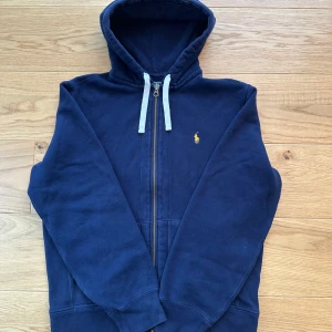 Polo ralph lauren  - Fin tröja från märket polo ralph lauren med Gul logga och vita snören   Mått: Längd 68cm, bredd 50 cm Rökfri: Ja Storlek: L Skick: Väldigt bra ser ny ut Frakt: skickas samma dag innan 20:00 Hör av er vid minsta fundering så svara jag på det inom 10 minuter.
